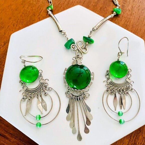 Vintage Polished Green Glass Necklace & Earring Set Silver Tone - Picture 1 of 4